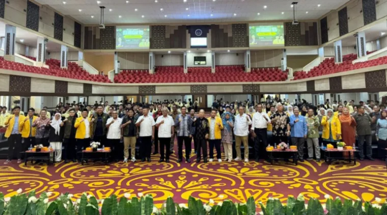 Ketum Komite Olahraga Nasional Indonesia (KONI) Pusat Letjen TNI Purn Marciano Norman foto bersama dengan civitas akademika UNP usai memberikan kuliah umum. Foto: Humas KONI Pusat