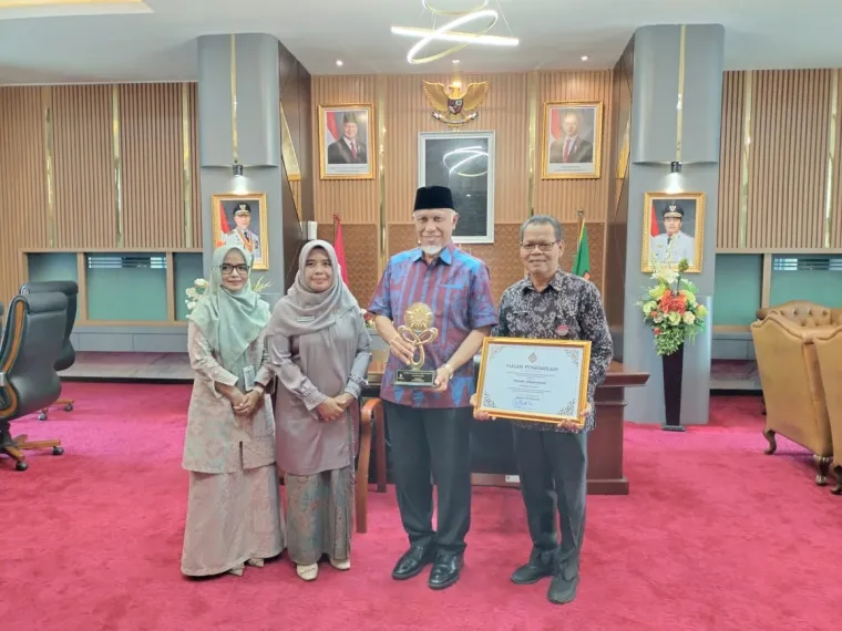 Gubernur Mahyeldi saat menerima audiensi Kepala UPTD Museum Adityawarman, Tuti Alawiyah bersama jajaran di Ruang Kerja Gubernur, Kamis (6/11/2025). Foto: Adpim Sumbar