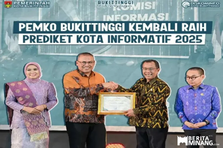 Penyerahan penghargaan sebagai Kota Bukittinggi sebagai pemko Informatif 2025 oleh Sekda Propinsi kepada Walikota Bukittinggi diwakili Staf ahli bidang Pemerintahan, hukum dan politik di Gubernuran, Selasa, (18/11).
