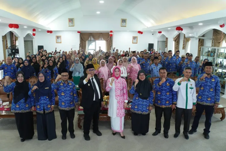 Suaana Rapat Penguatan Tim Pendamping Keluarga (TPK) sebagai mitra kerja Tim Percepatan Penurunan Stunting (TPPS), yang dibuka Wali Kota Hendri Arnis, Selasa (28/10/2025), di Pendopo Rumah Dinas Wali Kota. Foto: Kominfo Padang Panjang