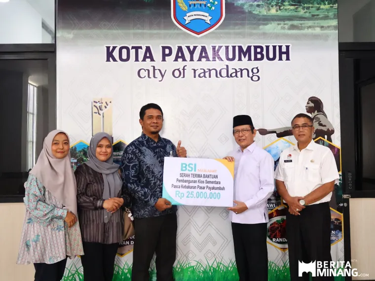 Penyerahan Bantuan Oleh perwakilan BSI dan diterima oleh Wali Kota Payakumbuh, Zulmaeta, didampingi Sekretaris Daerah, Rida Ananda, di ruang kerja wali kota, Rabu (5/11/2025).