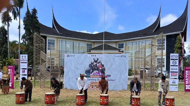 Suasana pembukaan Pesona Tambua Tansa 2025 di Lapangan Hijau Matur, depan Kantor Camat Matur, Kabupaten Agam, Sumatera Barat, Sabtu (8/11/2025). Fioto: Adpim Sumbar