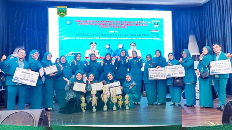 Tim Penggerak PKK Kota Padang Panjang foto bersama usai berhasil memboyong beragam penghargaan dalam Lomba Gerakan PKK dan Lomba Kelurahan Berprestasi Tingkat Provinsi Sumatera Barat. Foto: Kominfo Padang Panjang