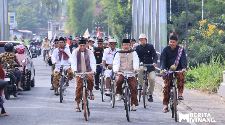 Ratusan Orang Yang Berbusana Tempo Dulu Mengayuh Sepeda Onthel Menyusuri Jalanan Kota Payakumbuh