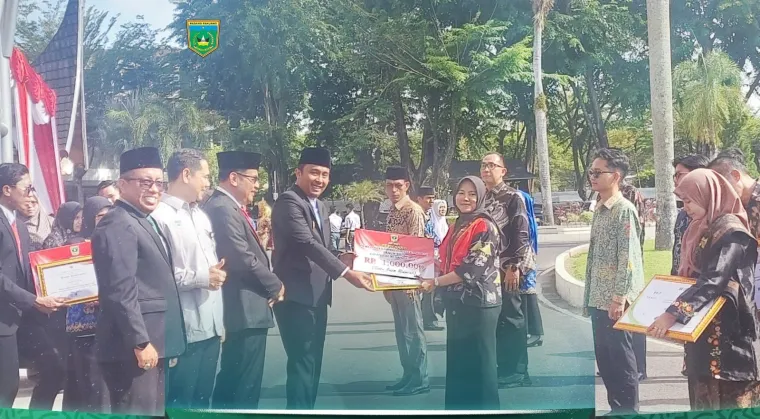 Rayosha Nabila Putri raih penghargaan Pemuda Pelopor tingkat Provinsi Sumatera Barat , Selasa (28/10/2025). Penghargaan diserahkan Wakil Gubernur, Vasko Ruseimy seusai upacara Hari Sumpah Pemuda di Kantor Gubernur Sumbar. Foto: Kominfo Padang Panjang