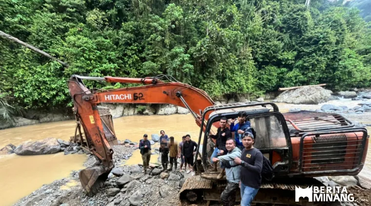 Tim Gabungan Polda Sumbar dan Polres Pasbar Gerebek Tambang Emas Ilegal di Muara Mangkisek. (29/10) . Foto : Hum