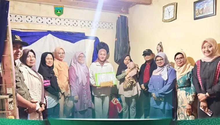 Ketua TP PKK Kota Padang Panjang, Ny. Maria Feronika Hendri, menyerahkan bantuan ke balita penderita hidrosefalus, Muhammad Fauzi, di Kelurahan Balai-Balai, Kecamatan Padang Panjang Barat, Jumat (24/10/2025). Foto: Kominfo Padang Panjang