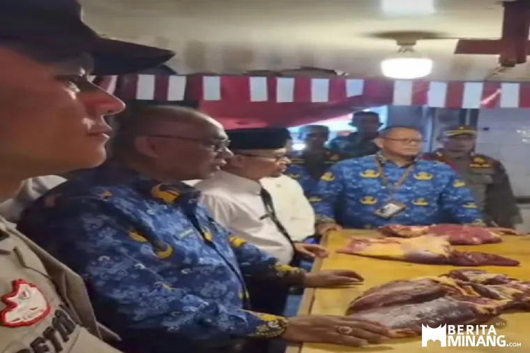 Wawako Ibnu Asis bersama TPID melakukan pemantauan harga kebutuhan pokok di pasar Bawah Bukittinggi, Selasa, (28/10)