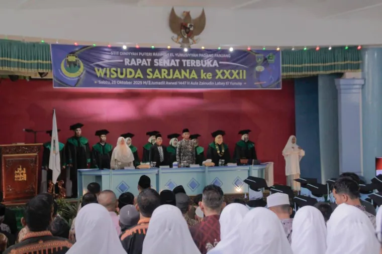 Wakil Wali Kota Padang Panjang, Allex Saputra ketika hadiri wisuda XXXII Sekolah Tinggi Ilmu Tarbiyah (STIT) Diniyyah Puteri Rahmah El Yunusiyyah Padang Panjang, Sabtu (25/10/2025). Foto: Kominfo Padang Panjang