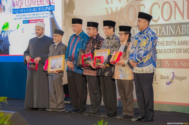 Peserta dapat cinderamata dari Pemprov Sumbar.