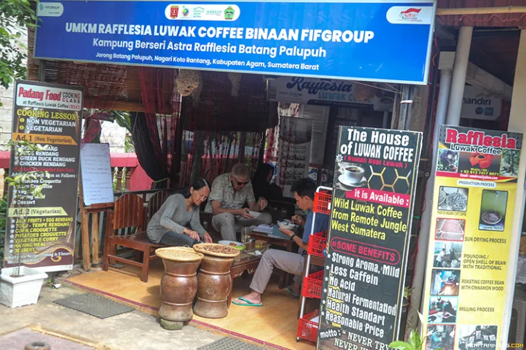 Wisatawan luar negeri menikmati kopi luak dan kuliner tradisional di Kampung Berseri Astra (KBA) Rafflesia Batang Palupuh, Agam, Sumbar, Minggu (26/10/2025). KBA Batang Palupuh diresmikan Juli 2025, peningkatan kesejahteraan masyarkat dan kelestarian lingkungan yang berkelanjutan menjadi komitmen Astra di Palupuh. (Beritaminang/Adi Prima)