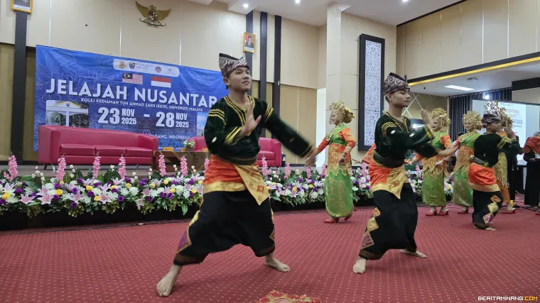 Tari Pasambahan menyambut Pelajar Universiti Malaya, Malaysia.