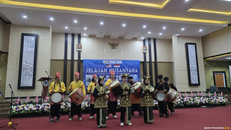 Pertunjukan seni kolaborasi mahasiswa Universiti Malaya dan mahasiswa FBS Universitas Negeri Padang.
