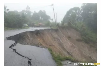 Badan Jalan Ambruk ke Jurang, Jalur SIMAKA Putus Total