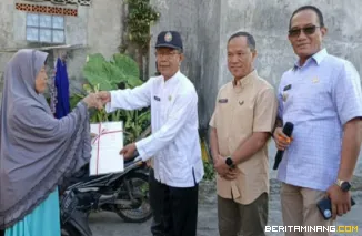 Wako Bukittinggi di wakili staf ahli bidang Pemerintahan, Hukum dan Politik, Emil Achir, didampingi Kepala BPN Isman Yandri, menyerahkan sertifikat pengganti kepada korban kebakaran di halaman kantor Lurah Birugo, Jumat,, (14/11)