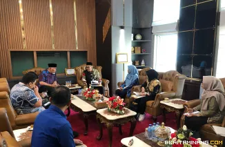 Gubernur Sumatera Barat, Mahyeldi Ansharullah, menerima kunjungan Kepala Badan Pusat Statistik (BPS) Sumbar, Sugeng Arianto, bersama jajaran di Ruang Kerja Gubernur, Kamis (6/11/2025). Foto: Adpim Sumbar