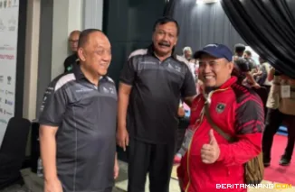Dekan FIK UNP Prof Nurul Ikhsan (kanan) bersama Ketua Umum KONI Pusat Marciano Norman di sela-sela pelaksanaan PON Beladiri 2025 Kudus. Foto dokumentasi KONI Sumbar