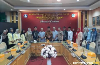 Peserta kegiatan Ngaji Linguistik Ke-12 Peserta Ngaji Linguistik secara luring bertempat di Ruang Sidang Kampus FBS UNP Air Tawar Padang pada Kamis (20/11). Foto MR