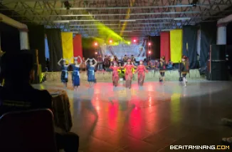 Kegiatan Performance Art Festival Se-Sumatera yang dilaksanakan di Medan Nan Balinduang Kampus FBS UNP Air Tawar Padang pada Rabu (19/11). Foto MR.