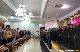 Gubernur Sumatera Barat, Mahyeldi Ansharullah, ketika menghadiri pelantikan pengurus Komite Olahraga Nasional Indonesia (KONI) Sumatera Barat periode 2025--2029 di Auditorium Gubernuran, Rabu malam (5/11/2025). Foto: Adpim Sumbar