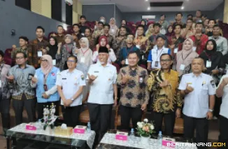 Gubernur Sumatera Barat, Mahyeldi Ansharullah ketika membuka kegiatan Kelas Pemuda Antikorupsi tahun 2025 yang digelar KPK di Studio Hasnawi Karim, Asrama Haji Padang, Rabu (5/11/2025). Foto: Adpim Sumbar