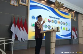 Gubernur Sumatera Barat, Mahyeldi Ansharullah, ketika berpidato dalam acara Temu Ramah dan Pengenalan Sumatera Barat itu digelar Kamis (6/11/2025) malam di Auditorium Gubernuran. Foto: Adpim Sumbar