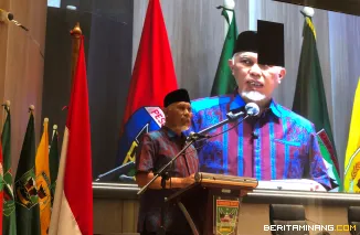 Gubernur Mahyeldi ketika memberikan sambutannya pada kegiatan Sosialisasi Pembiayaan Kreatif Daerah untuk Pembangunan Infrastruktur di Aula Kantor Gubernur, Kamis (6/11/2025). Foto: Adpim Sumbar