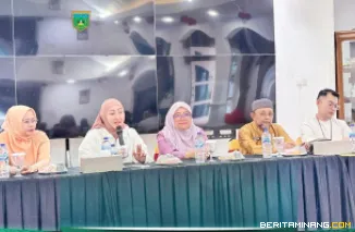Ketua Dekranasda Kota Padang Panjang, Ny. Maria Feronika Hendri emimpin Rapat Evaluasi Pelaku UMKM Padang Panjang di Pendopo Rumah Dinas Wali Kota, Jumat (24/10/2025). Foto: Kominfo Padang Panjang