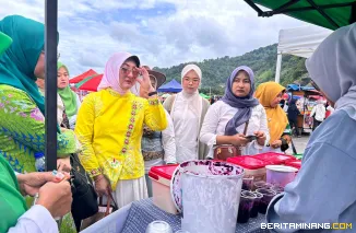 Ketua Dekranasda Kota Padang Panjang, Ny. Maria Feronika Hendri meninjau pelaku UMKM yang berjualan di Arena Pacuan Kuda Gubernur Cup III Alek Anak Nagari Pabasko di GOR Khatib Sulaiman, Ahad (26/10/2025).Foto: Kominfo Padang Panjang