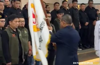 Ketum KONI Pusat, Letjen TNI (Purn) Marciano Norman, ketika melantik Pengurus KONI Sumatera Barat periode 2025--2029 di Auditorium Istana Gubernur, Padang, Rabu (5/11/2025) malam. Foto: Humas KONI Sumbar