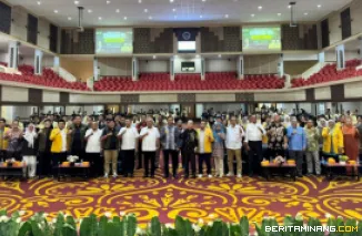 Ketum Komite Olahraga Nasional Indonesia (KONI) Pusat Letjen TNI Purn Marciano Norman foto bersama dengan civitas akademika UNP usai memberikan kuliah umum. Foto: Humas KONI Pusat