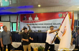 Muhammad Adli kibarkan bendera ketika terpilih sebagai Ketua Umum KONI Pessel 2025-2029 dalam sidang pleno yang dilaksanakan, di Saga Murni Hotel, Sabtu (1/10/2025). Foto: Humas KONI Sumbar