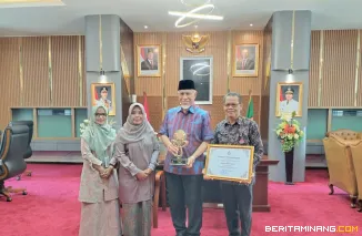 Gubernur Mahyeldi saat menerima audiensi Kepala UPTD Museum Adityawarman, Tuti Alawiyah bersama jajaran di Ruang Kerja Gubernur, Kamis (6/11/2025). Foto: Adpim Sumbar