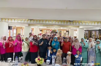 Ketua TP PKK Kota Bukittinggi didampingi Kadis Kesehatan bersama peserta lomba Balita sehat se Kota Bukittinggi di Dymens hotel,Jumat, (31/10)