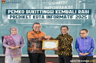 Penyerahan penghargaan sebagai Kota Bukittinggi sebagai pemko Informatif 2025 oleh Sekda Propinsi kepada Walikota Bukittinggi diwakili Staf ahli bidang Pemerintahan, hukum dan politik di Gubernuran, Selasa, (18/11).