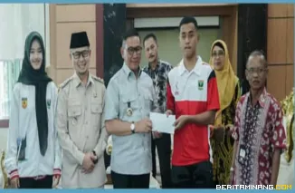 Wako Ramlan Nurmatias bersama Wawako Ibnu Asis melepas kontingen Popnas Bukittinggi, sekaligus menyerahkan bantuan untuk atlit