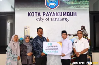 Penyerahan Bantuan Oleh perwakilan BSI dan diterima oleh Wali Kota Payakumbuh, Zulmaeta, didampingi Sekretaris Daerah, Rida Ananda, di ruang kerja wali kota, Rabu (5/11/2025).