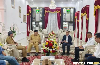 Gubernur Sumatera Barat (Sumbar), Mahyeldi Ansharullah rapat bersama PT Pertamina  untuk memulihkan kelangkaan bahan bakar minyak (BBM) di Padang, Sabtu (8/11/2025). Foto: Adpim Sumbar