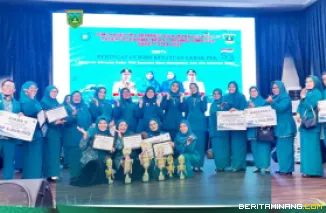 Tim Penggerak PKK Kota Padang Panjang foto bersama usai berhasil memboyong beragam penghargaan dalam Lomba Gerakan PKK dan Lomba Kelurahan Berprestasi Tingkat Provinsi Sumatera Barat. Foto: Kominfo Padang Panjang