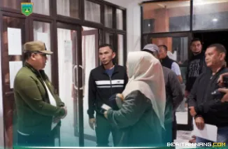 Wali Kota, Hendri Arnis  saat melakukan inspeksi mendadak (sidak) ke Rumah Susun Sederhana Sewa (Rusunawa) di Kelurahan Tanah Hitam, Kamis (30/10/2025) malam. Foto: Kominfo Padang Panjang