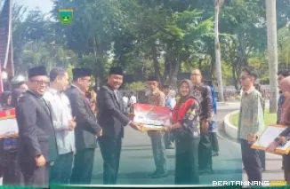 Rayosha Nabila Putri raih penghargaan Pemuda Pelopor tingkat Provinsi Sumatera Barat , Selasa (28/10/2025). Penghargaan diserahkan Wakil Gubernur, Vasko Ruseimy seusai upacara Hari Sumpah Pemuda di Kantor Gubernur Sumbar. Foto: Kominfo Padang Panjang