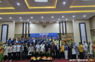 Kegiatan Pembukaan Jelajah Nusantara Universiti Malaya Malaysia pada Senin (24/11) bertempat di Auditorium Kampus FBS UNP Air Tawar Padang. Foto MR.
