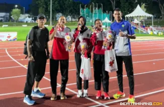 Dari arah kiri pelatih atletik Sumbar Anwar,  Wilna Selvi,  Dwi Allyne Amanda Suci,   Alicia Nur Latifa, dan pelatih Rori. Ketiga atletik ranah Minang itu ditunjuk mewakili Indonesia pada pada ajang 17th SEA U18 dan U20 Athletics Championships 2025. Foto: