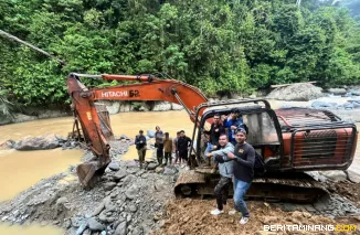 Tim Gabungan Polda Sumbar dan Polres Pasbar Gerebek Tambang Emas Ilegal di Muara Mangkisek. (29/10) . Foto : Hum