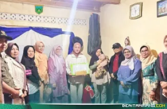 Ketua TP PKK Kota Padang Panjang, Ny. Maria Feronika Hendri, menyerahkan bantuan ke balita penderita hidrosefalus, Muhammad Fauzi, di Kelurahan Balai-Balai, Kecamatan Padang Panjang Barat, Jumat (24/10/2025). Foto: Kominfo Padang Panjang
