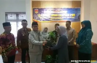 Wawako Bukittinggi Ibnu Asis serahkan bibit cabai kepada kelompok Dasawisma dan TP PKK kelurahan Campago Ipuah dan Kelurahan Puhun Pintu Kabun, di Kelurahan Campago Ipuah, Kamis, (20/11)