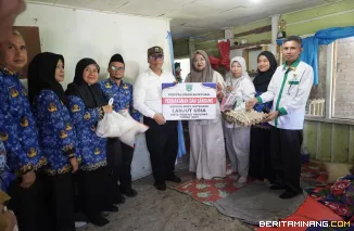 Wali Kota Hendri Arnis menyalurkan bantuan permakanan dan sandang bagi Penerima Pelayanan Kesejahteraan Sosial (PPKS) kategori lanjut usia (lansia) dan penyandang disabilitas, Selasa (28/10/2025). Foto: Kominfo Padang Panjang