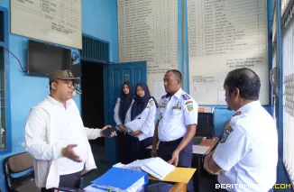 Wali Kota Hendri Arnis ketika lakukan inspeksi mendadak (sidak) ke Dinas Perhubungan (Dishub) Kota Padang Panjang, Rabu (29/10/2025). Foto: Kominfo Padang Panjang