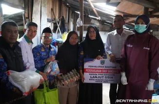 Wakil Wali Kota, Allex Saputra salurkan bantuan permakanan dan sandang bagi PPKS lansia dan penyandang disabilitas di Kelurahan Pasar Usang dan Kelurahan Kampung Manggis, Selasa (28/10/2025). Foto: Kominfo Padang Panjang