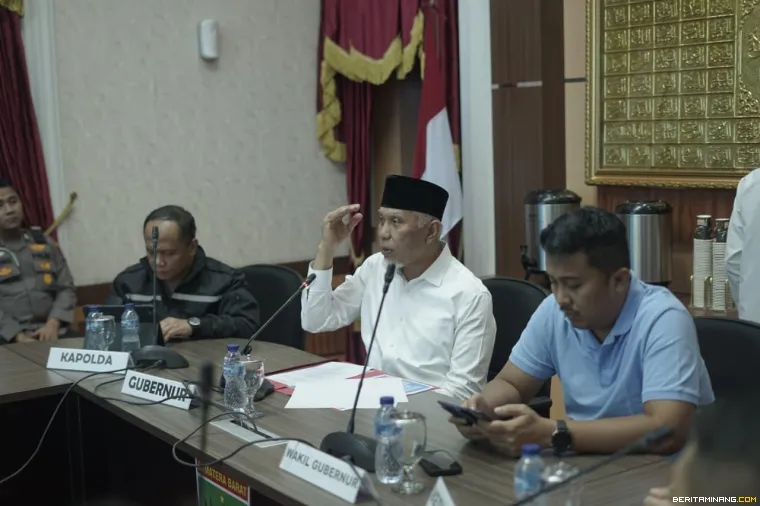 Gubernur Mahyeldi dan Wagub Vasko Ruseimy saat rapat penanggulangan bencana bersama Kapolda Sumbar.